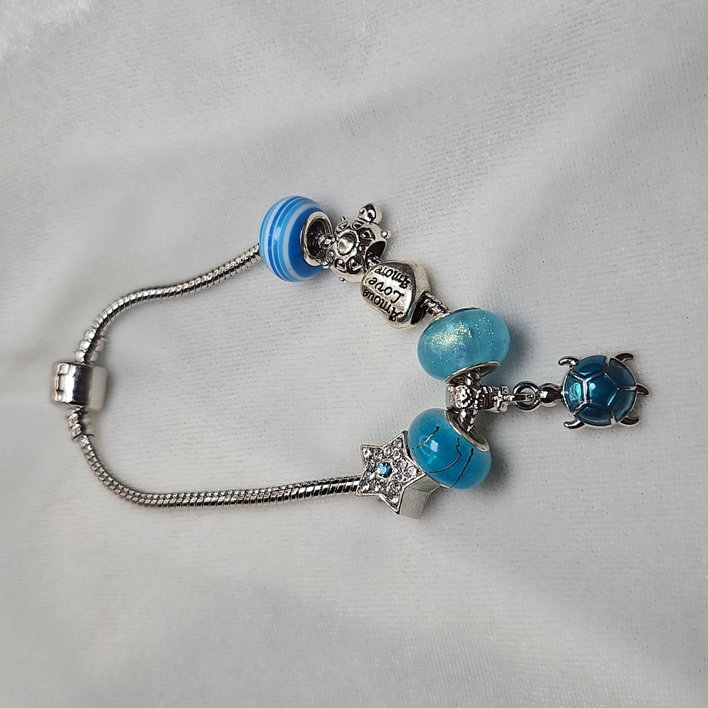 Ladies Sea Turtle Charm Bracelet Blue Beaded Charm Bracelet Silver Tone NWOT